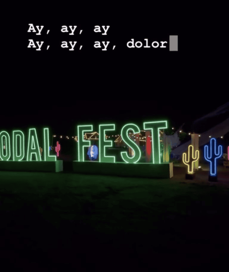 Letrero utilizado en la fiesta de Christian Nodal. INSTAGRAM / @nodangela_ 