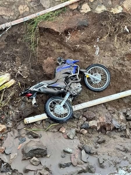 La motocicleta de Vannesa Espino fue encontrada como parte de los estragos que dejaron las inundaciones tras la lluvia del día de ayer. ESPECIAL 