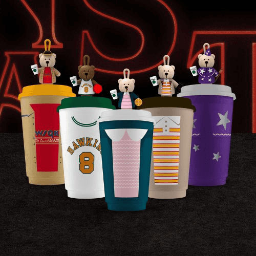 Los nuevos vasos de Starbucks inspirados en Stranger Things recrean la ropa, colores y símbolos de personajes como Eleven, Mike, Max y Eddie. STARBUCKS/ESPECIAL 