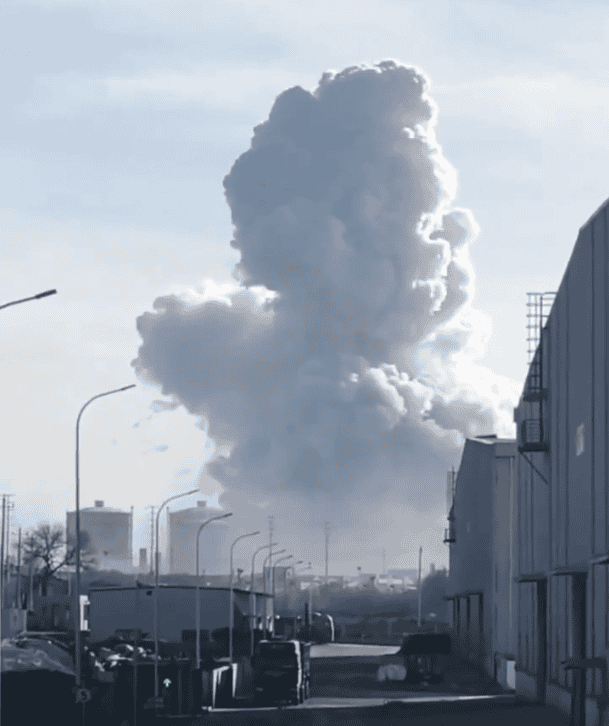 &nbsp;Usuarios de redes sociales compartieron el momento de la explosión que mantiene graves a tres hospitalizados. ESPECIAL / X