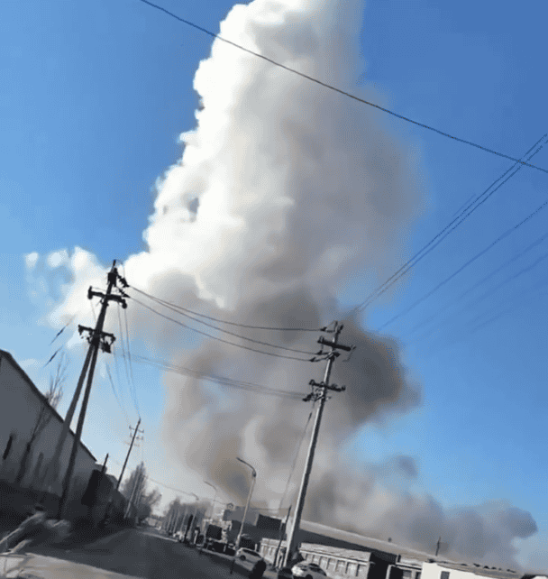 &nbsp;Usuarios de redes sociales compartieron el momento de la explosión que mantiene graves a tres hospitalizados. ESPECIAL / X